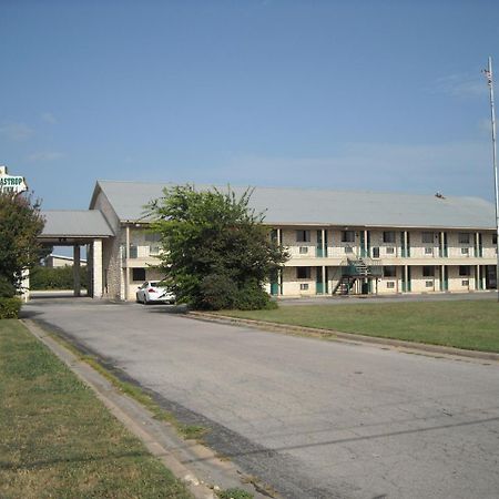 Bastrop Inn Экстерьер фото