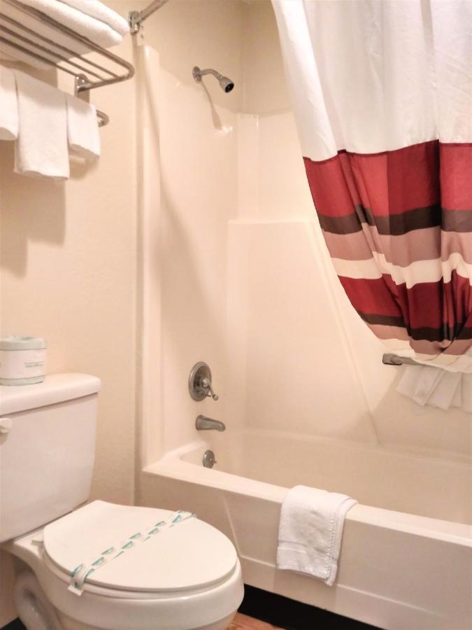 Bastrop Inn Экстерьер фото